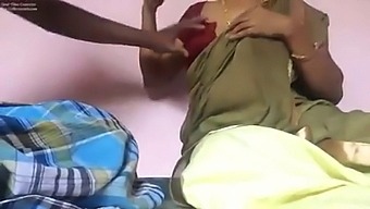 Arbeitgeber Befummelt Die Brüste Und Nippel Der Magd In Hd-Video