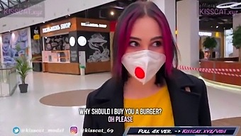 Si Cantik Rusia Memberikan Blowjob Yang Berisiko Di Ruang Ganti Untuk Big Mac