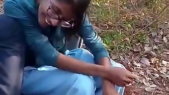 Seorang Guru India Terlibat Dalam Aktivitas Seksual Dengan Murid-Muridnya Sebagai Imbalan Uang Di Hutan.
