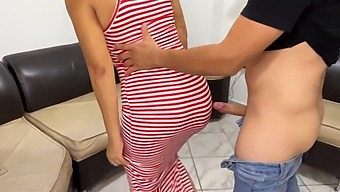 Aku Menikmati Mendokumentasikan Sesi Pembersihan Dapur Ibu Tiriku Sambil Dia Mengenakan Gaun Panjang Yang Menonjolkan Derriere-Nya Yang Cukup, Yang Menurutku Sangat Menarik