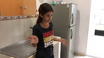 אחותי החורגת נותנת לי מציצה קשוחה בבית החדש שההורים שלנו קנו.